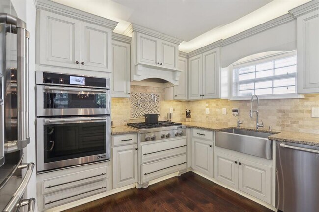 Building Photo - 157 9th Ave N