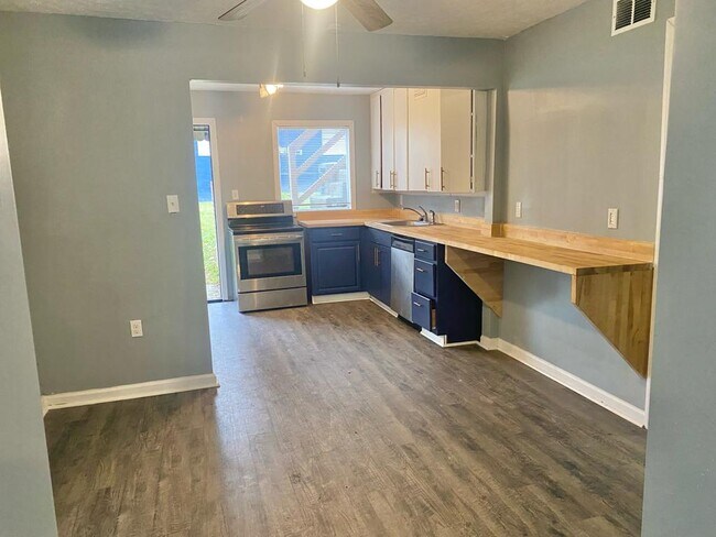 Dining room - 324 E Pershing St