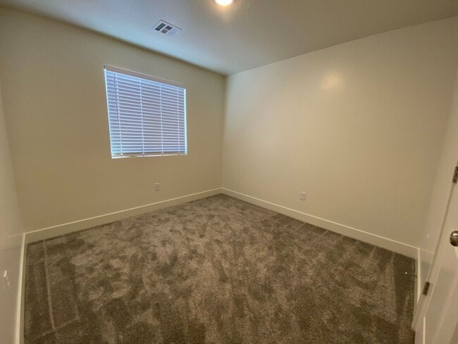 Building Photo - Beautiful 4 bed and 2.5 Bath in Desert Bluff Townhomes at Desert Canyons