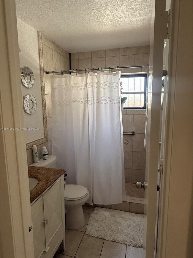 Building Photo - 1395 W 41st St