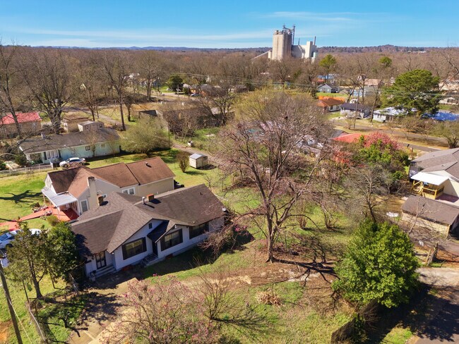 Building Photo - 3332 Walnut Ave SW