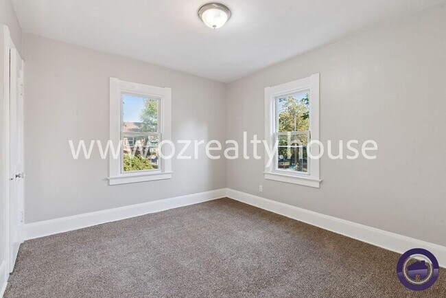 Building Photo - 1735 Roosevelt Cir