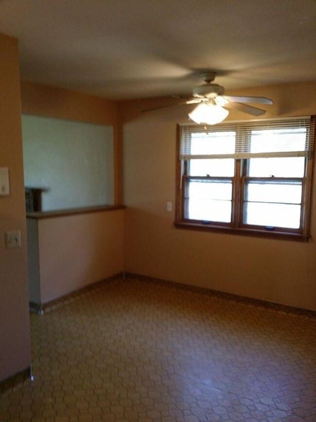 Building Photo - Spacious 5 bd - 2 bth / 1,548 Sq