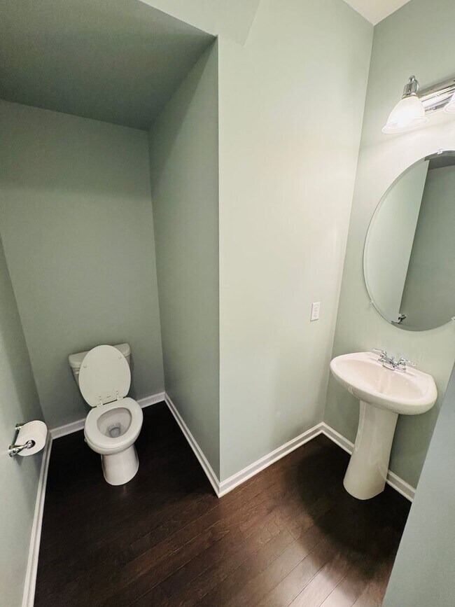 Building Photo - FOR LEASE - 3 bed, 2.5 bath, 1679 sqft townhome