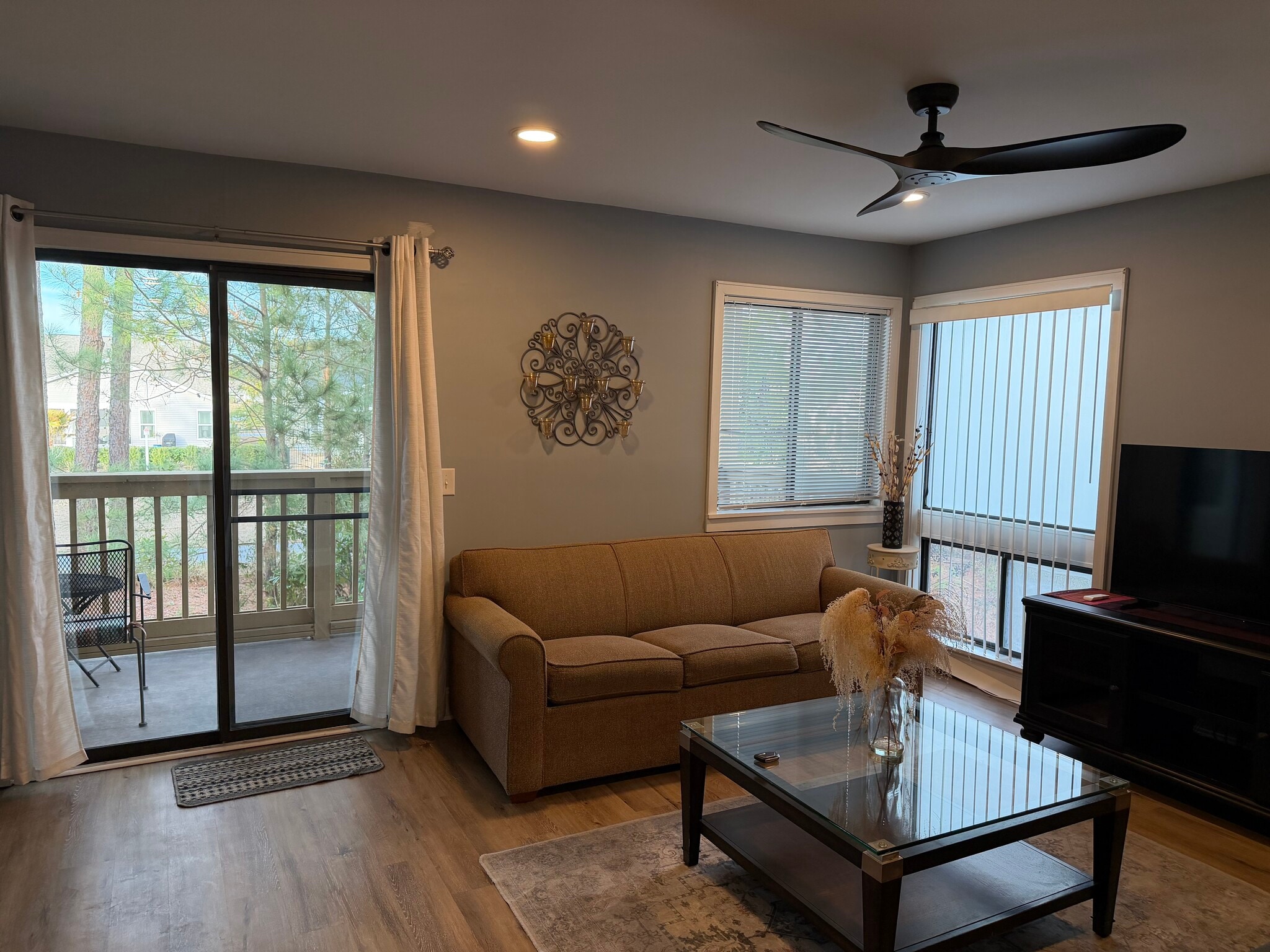 Building Photo - 1025 Plantation Dr W