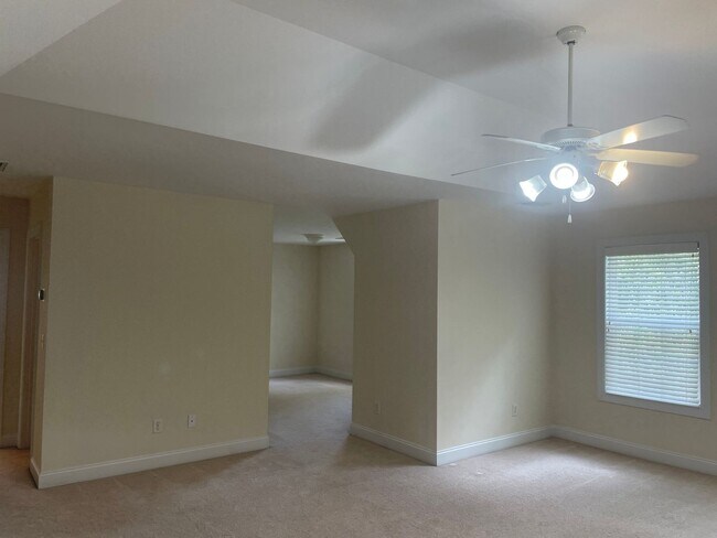 Building Photo - Outstanding Five Bedroom Three Full Bathro...