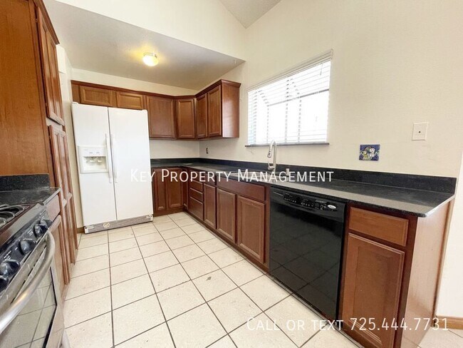 Building Photo - TWO STORY 4 BEDROOM WITH POOL NEAR SPRING ...