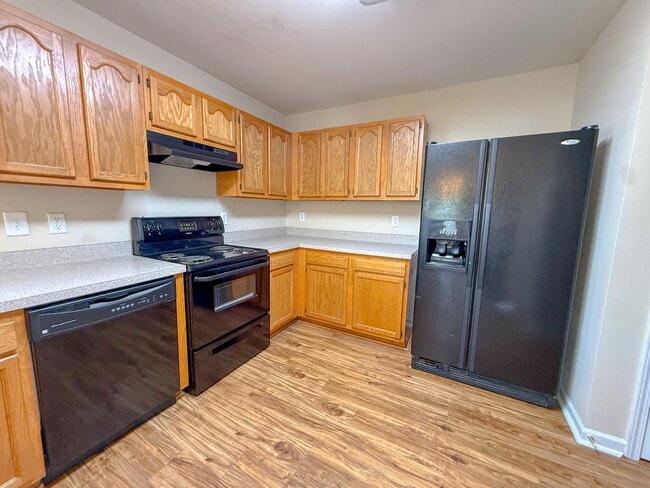 Building Photo - 3 Bedroom 2.5 Bath Single Family Home with Fenced Backyard!