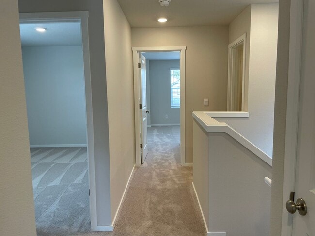 Building Photo - GORGEOUS 4 BED/2.5 BATH! HIGH END FINISHES ! SPACIOUS ROOMS ! FENCED BACK YARD !