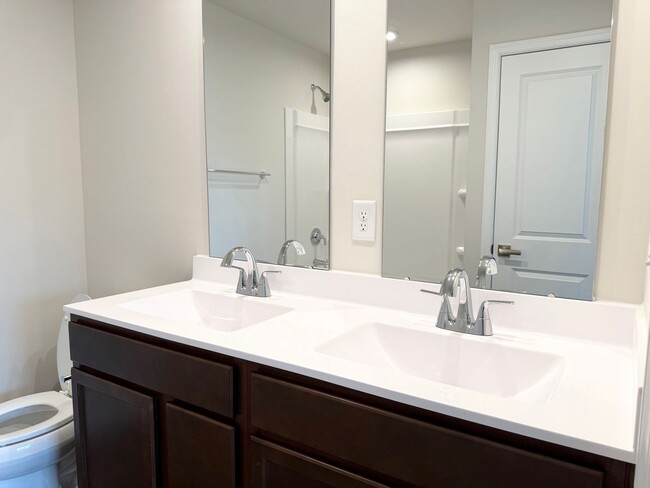 Building Photo - Modern 3-Bedroom Townhouse with Garage & P...