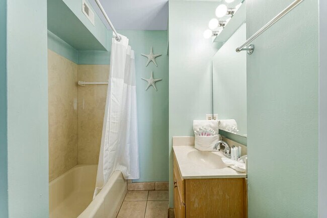 Building Photo - 8743 Thomas Dr