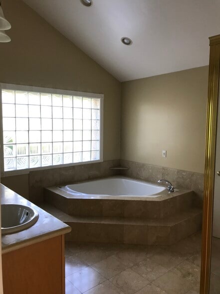 master bathroom - 1304 Mackay Ln