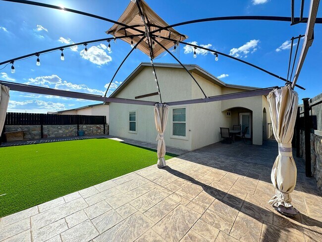 Building Photo - East El Paso 4 bed Refrig A/C with Gorgeous Backyard!