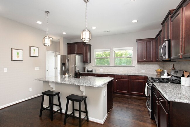 Building Photo - Beautiful 3 bedroom, 2.5 bath end unit townhome home!