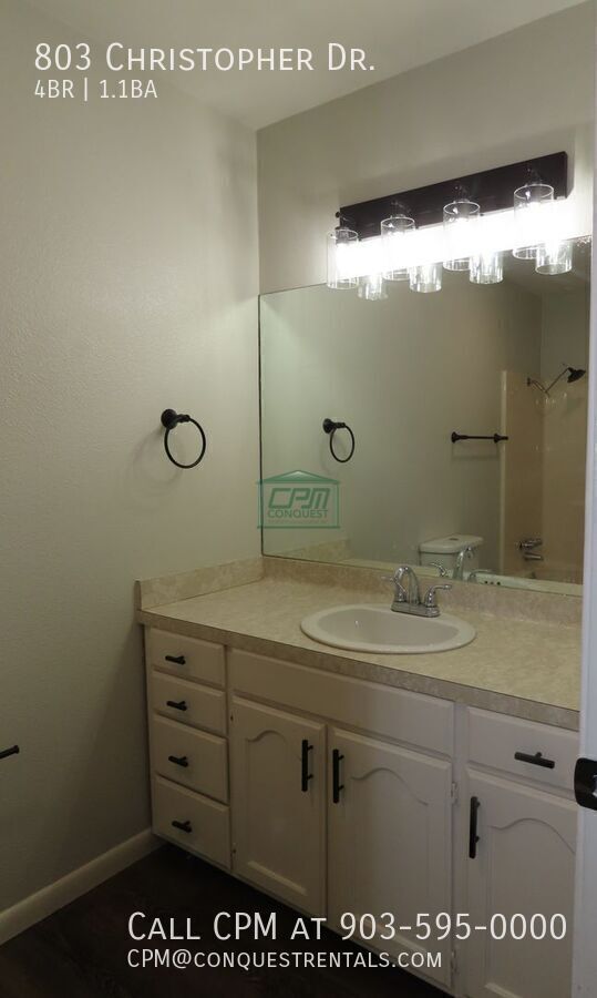 Building Photo - 803 Christopher St