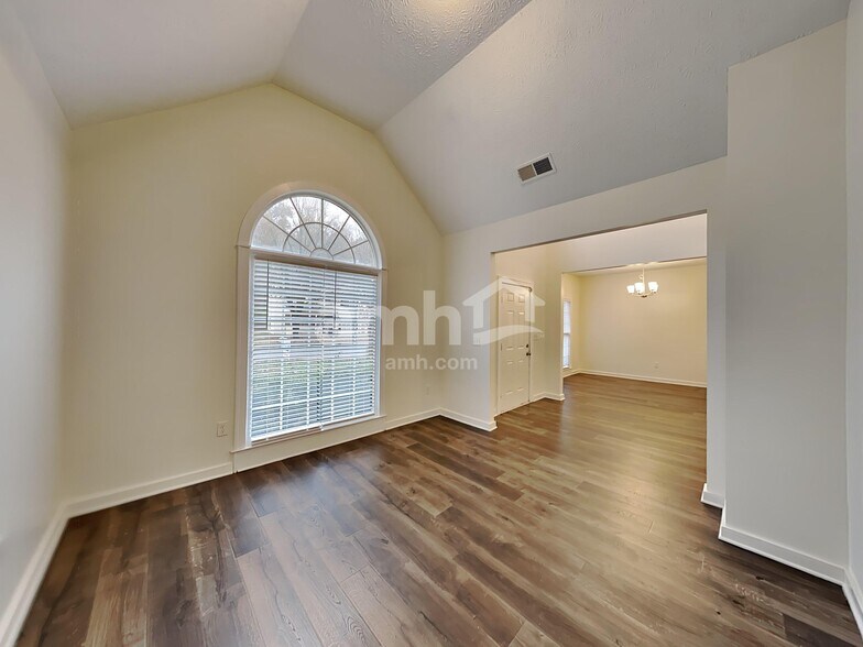 Building Photo - 3075 Kings Dr