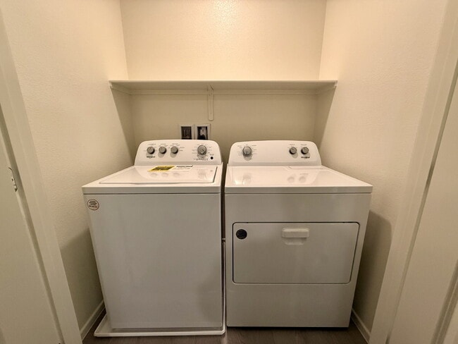 Building Photo - 3 BED 2.5 BATH 2 CAR GARAGE TOWNHOUSE W/ LOFT FOR RENT!!!