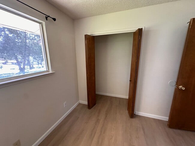 Building Photo - 45559 N Oakview Dr