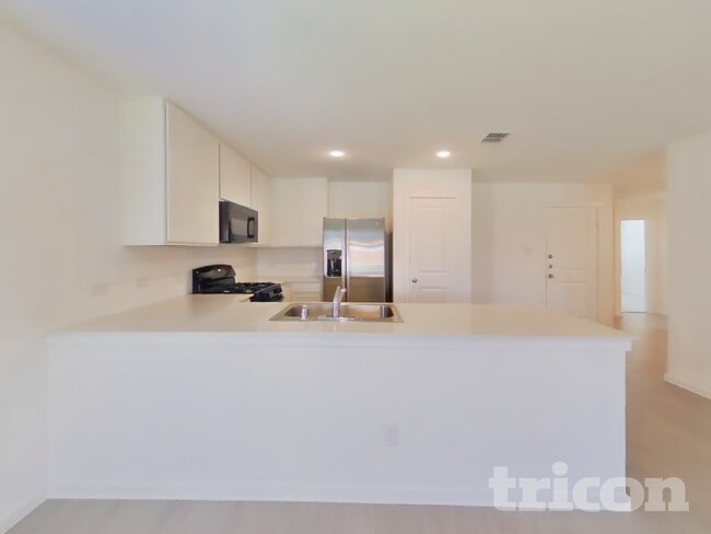 Building Photo - 1616 Parlier St