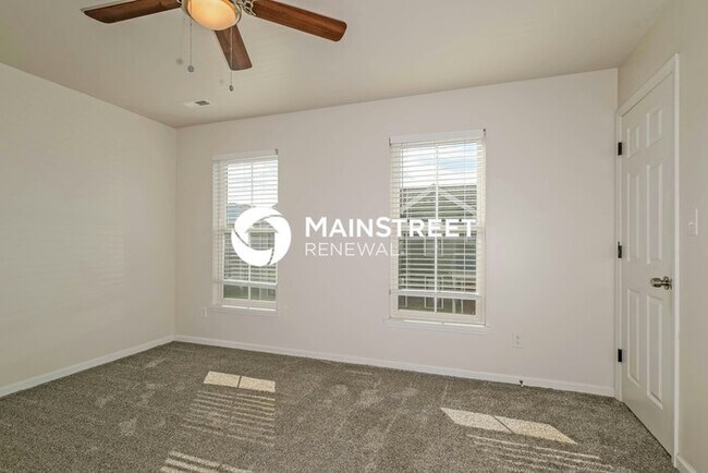 Building Photo - 4 Bedroom Pet-Friendly Home in SAINT CHARLES, MO with Main Street Renewal