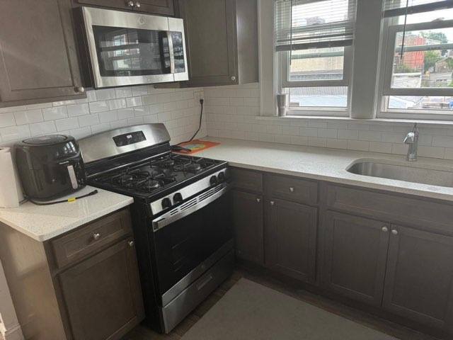 Building Photo - 647 Anderson Ave