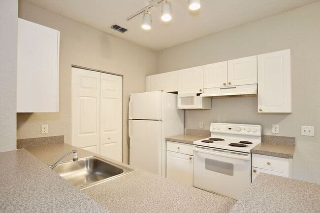 Building Photo - Perfect 2/2 Split Floorplan Condo with Washer/Dryer in Lovely Crescent Place at Lake Lotus Condom...