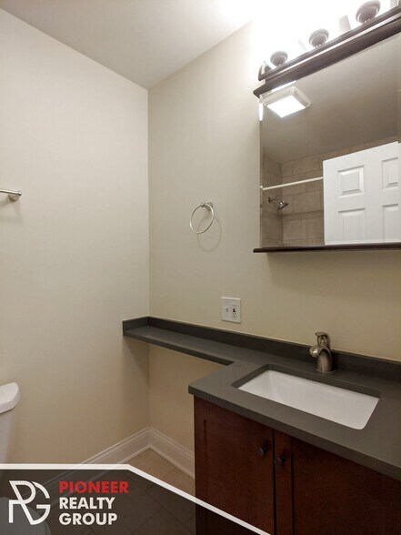 Building Photo - 563 W Arlington Pl