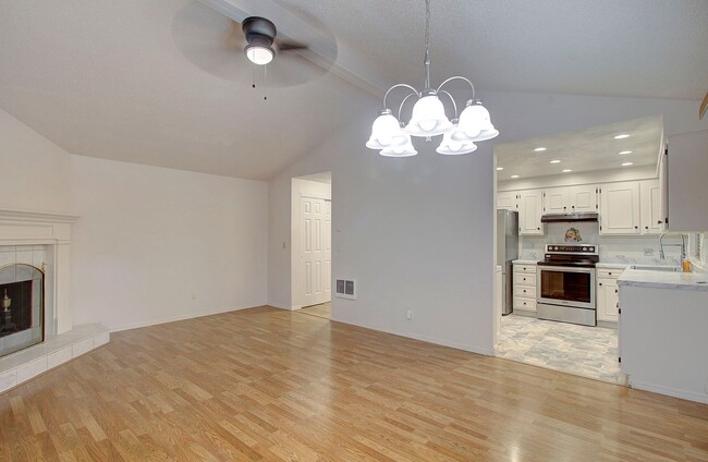 Building Photo - Bright 3 Bedroom 2 Bath Home in Pinebrook! Stainless Appliance Package