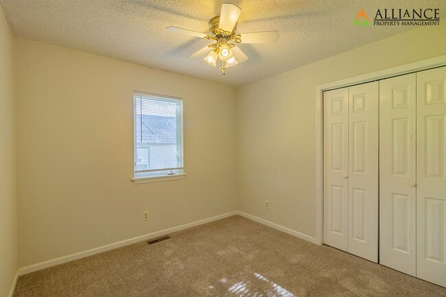 Building Photo - Spacious Rooms & Newer Carpet ~ Close to D...