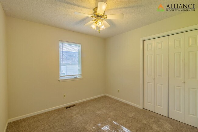 Building Photo - Spacious Rooms & Newer Carpet ~ Close to Downtown