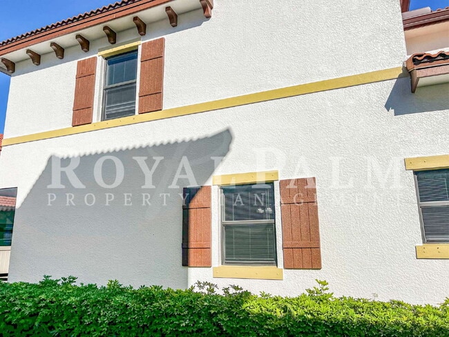 Building Photo - Big on Space, Smart on Layout — 3 bedroom 2.5 bath corner END UNIT pet-friendly townhouse!