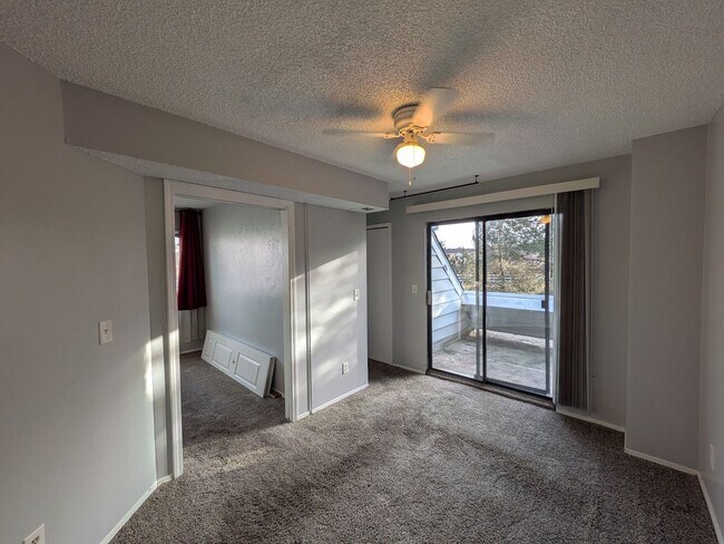 Building Photo - 1 bed, 1 bath Natural Light w/Skylight!  **Move-In Special**
