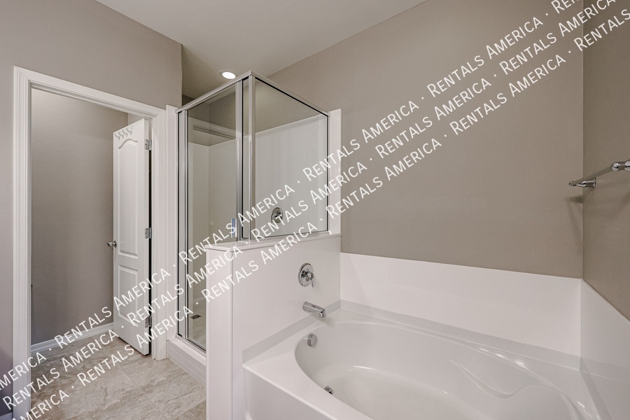 Building Photo - 4212 E Erie St