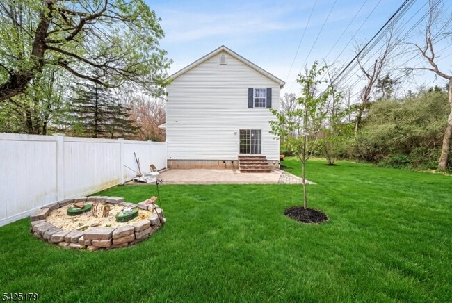 Building Photo - 112 Peapack Rd