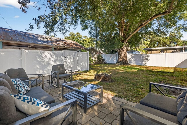 Building Photo - 3321 W San Juan St