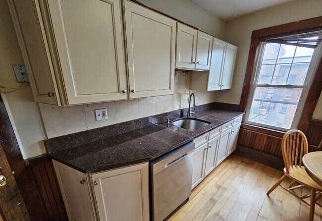 Building Photo - 82 Walnut St