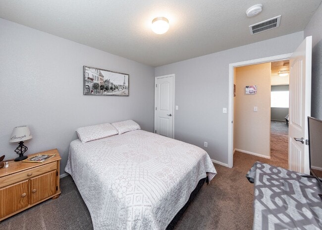 Building Photo - Spacious townhome with low maintenance.