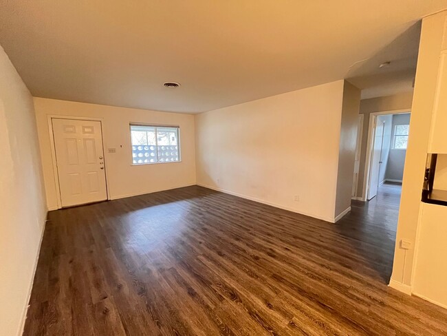 Building Photo - 2 Bed/1bath Duplex in Central Austin