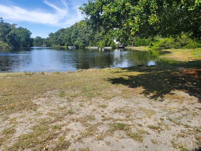 Building Photo - 501 Pinewood Rd