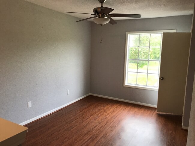 Building Photo - Gorgeous and spacious home in Danbury, Just remodeled and move in ready!