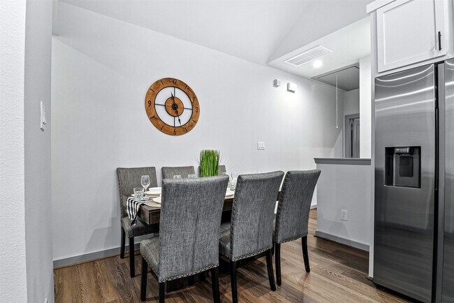 Building Photo - 829 Emile St