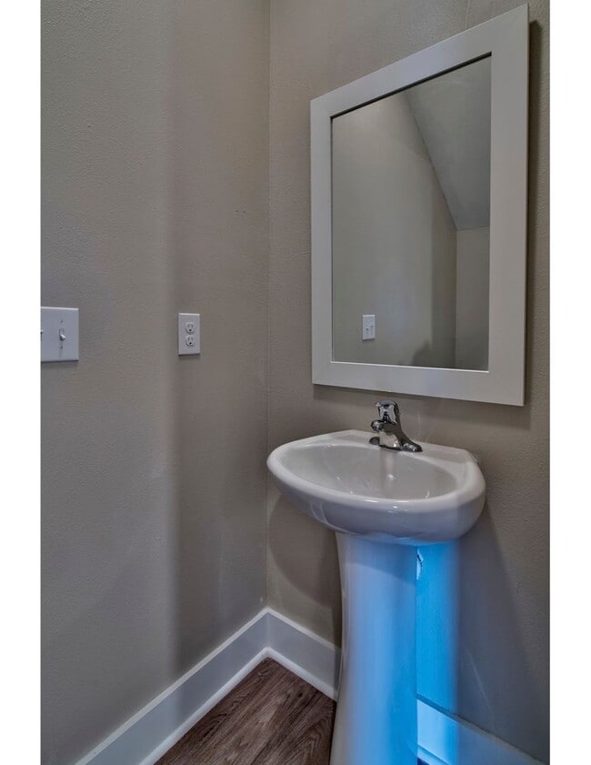 Building Photo - Beautiful 2/2.5 Townhouse in the heart of Freeport