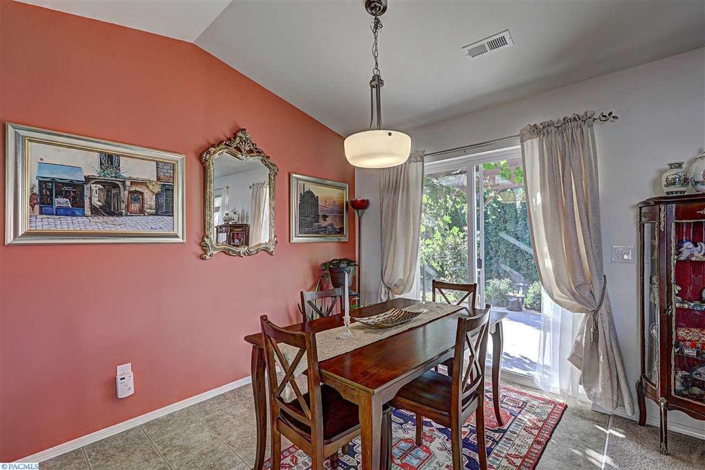 Dining area - 531 Smoketree pl