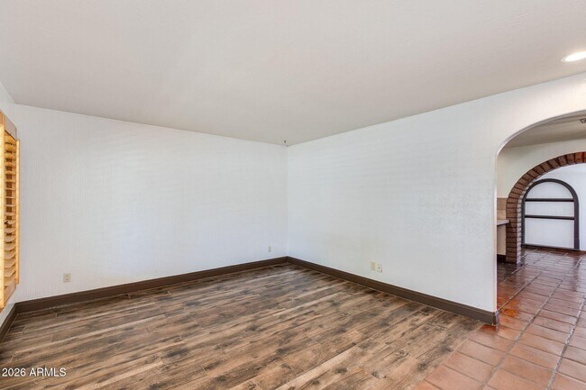 Building Photo - 2429 E Dahlia Dr