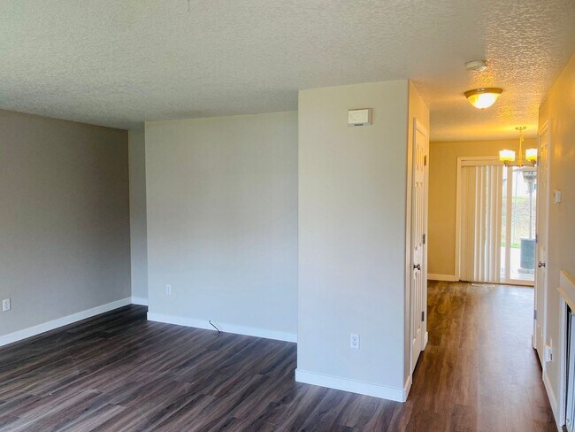 Building Photo - 812 Lark Dr