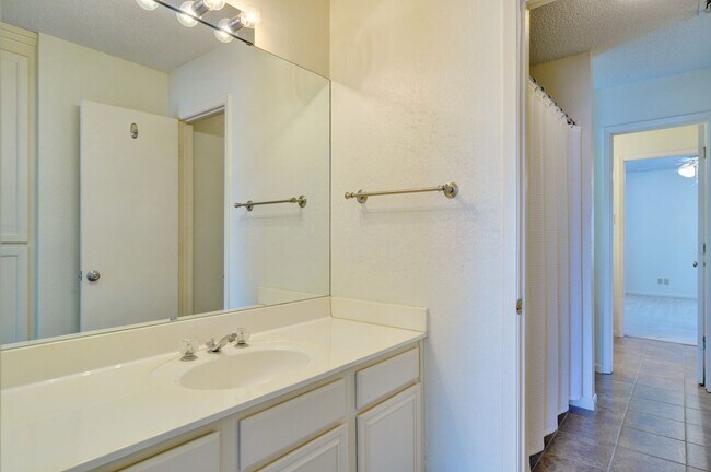 Building Photo - 3 Bedroom Home - Ridglea Country Club Estates