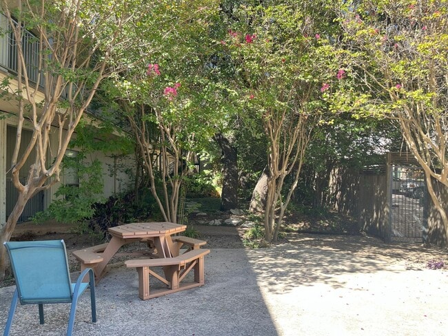 Building Photo - Wonderful 2/2 in Perfect Far West Location