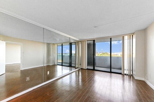 Building Photo - 5600 N Flagler Dr