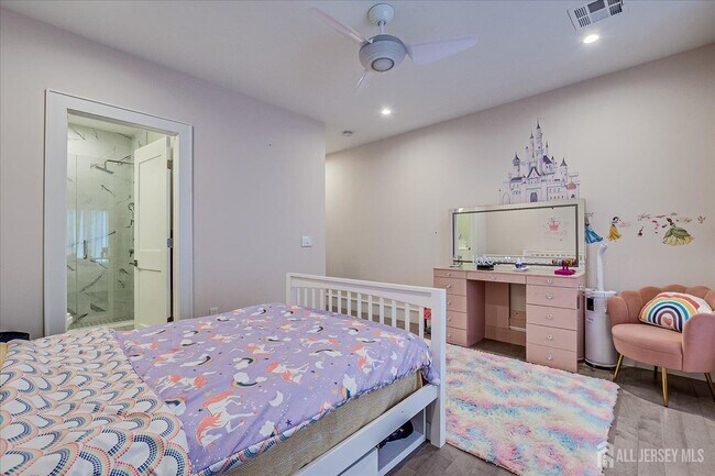 Building Photo - 3979 Park Ave