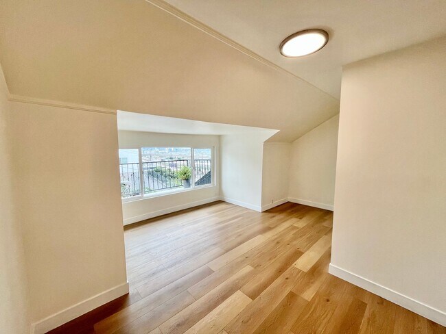 Building Photo - Upstairs 2 Bedroom Apartment with Arched D...
